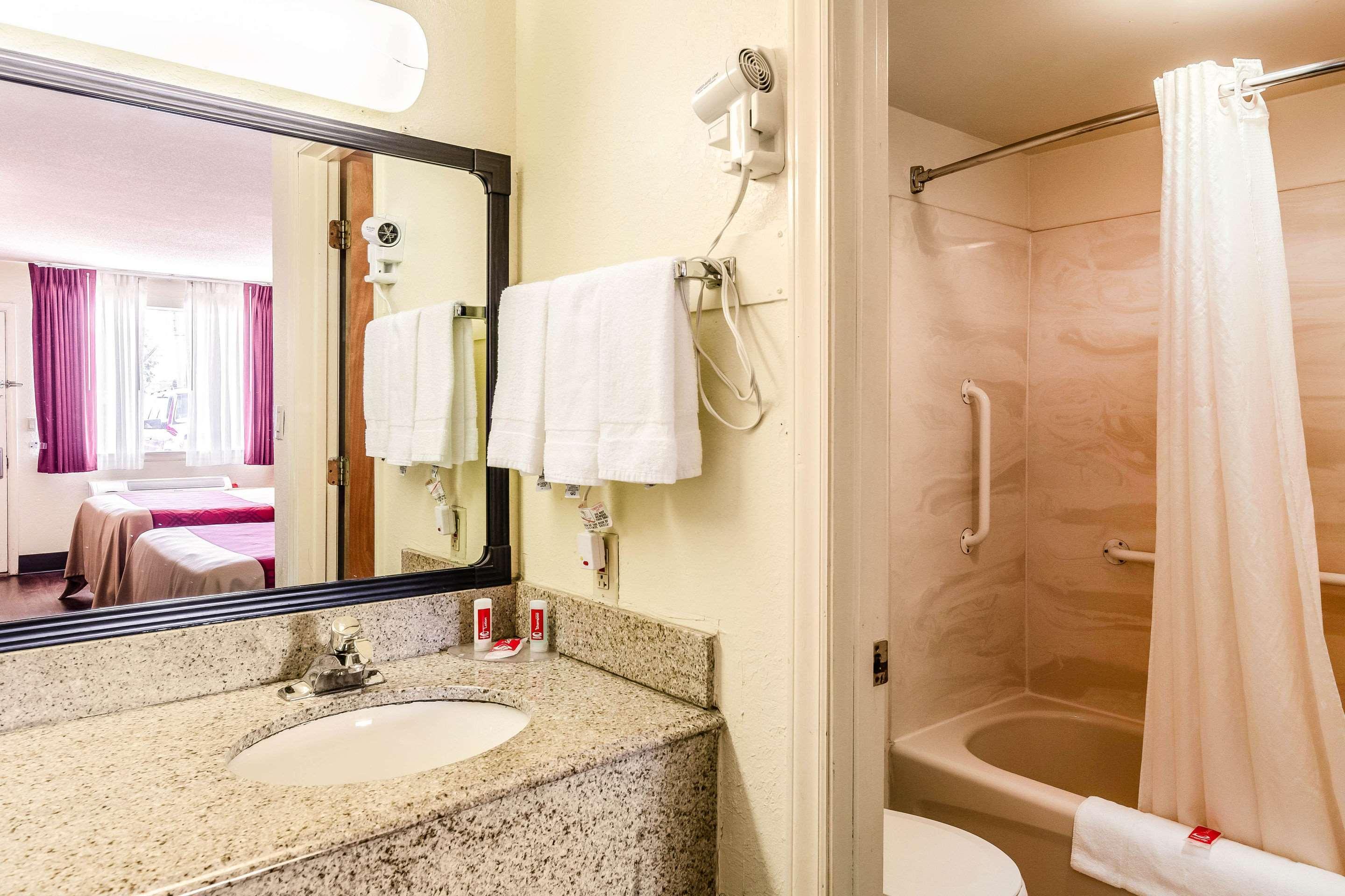 Econo Lodge Christiansburg-Blacksburg I-81 Экстерьер фото